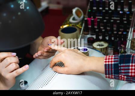 Weibliche Hände in einem Beauty-Salon, macht Close-Up Maniküre. Stockfoto