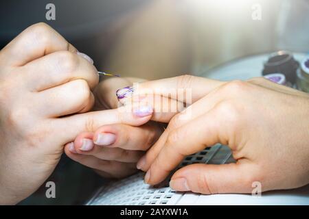 Weibliche Hände in einem Beauty-Salon, macht Close-Up Maniküre. Stockfoto