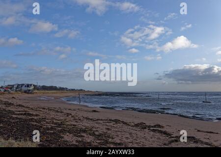 Der Strand und das geschützte Wasser mit seinen aufrechten Rockmarker Westhaven am Nordende von Carnoustie an der Ostküste Schottlands. Stockfoto