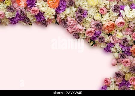 Vorlage mit Blumen. Sie können Ihren Text in den freien Speicherplatz einfügen. Stockfoto