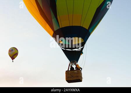 Manacor, Mallorca, Spanien - 27. Oktober 2019: FAI European Hot Air Balloon Championship in Spanien. Luftballons im Flug Stockfoto