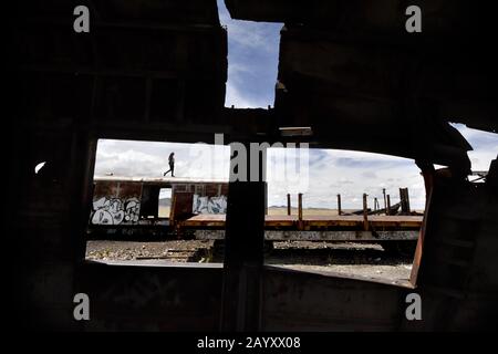 Uyuni, Potosi, Bolivien. Februar 2020. Am Rande der kleinen Stadt Uyuni, Potosi Region, Bolivien, befindet sich der Große Eisenbahn-Friedhof. Uyuni ist seit Ende des 19. Jahrhunderts ein wichtiger Verkehrsknotenpunkt für Züge in Südamerika. Die Pläne, im 19. Jahrhundert aus Uyuni ein noch größeres Zugnetz zu bauen, wurden durch den Zusammenbruch des Bergbaus in den vierziger Jahren gestoppt. Viele importierte Züge aus Großbritannien wurden außerhalb von Uyuni aufgegeben. Viele Metallteile wurden geraubt, weil es keinen Zaun oder Wachen um die Züge gibt und die Salzwinde o Stockfoto