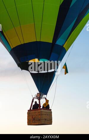 Manacor, Mallorca, Spanien - 27. Oktober 2019: FAI European Hot Air Balloon Championship in Spanien. Ballon im Flug Stockfoto