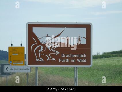 Furth im Wald, Deutschland: Ein Verkehrszeichen, das das Drachentötungsfest ('Drachenstich') wirbt Stockfoto