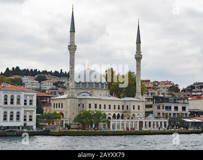 Istanbul, Türkei - 16. September 2019. Einheimische Fische im Bosporus vor der Beylerbeyi-Moschee, auch Hamid-i Evvel Camii genannt Stockfoto