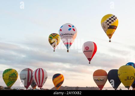 Manacor, Mallorca, Spanien - 27. Oktober 2019: FAI European Hot Air Balloon Championship in Spanien. Luftballons steigen in die Luft Stockfoto