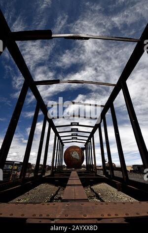 Uyuni, Potosi, Bolivien. Februar 2020. Am Rande der kleinen Stadt Uyuni, Potosi Region, Bolivien, befindet sich der Große Eisenbahn-Friedhof. Uyuni ist seit Ende des 19. Jahrhunderts ein wichtiger Verkehrsknotenpunkt für Züge in Südamerika. Die Pläne, im 19. Jahrhundert aus Uyuni ein noch größeres Zugnetz zu bauen, wurden durch den Zusammenbruch des Bergbaus in den vierziger Jahren gestoppt. Viele importierte Züge aus Großbritannien wurden außerhalb von Uyuni aufgegeben. Viele Metallteile wurden geraubt, weil es keinen Zaun oder Wachen um die Züge gibt und die Salzwinde o Stockfoto