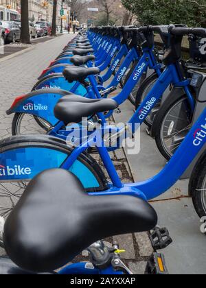 New YORK CITY - 28. MÄRZ: Pendeln Sie blaue Stadträder, die am 28. März 2017 vor dem Central Park in New York, New York, geparkt wurden. Stockfoto