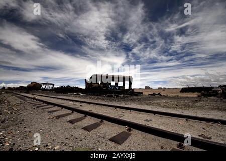 Uyuni, Potosi, Bolivien. Februar 2020. Am Rande der kleinen Stadt Uyuni, Potosi Region, Bolivien, befindet sich der Große Eisenbahn-Friedhof. Uyuni ist seit Ende des 19. Jahrhunderts ein wichtiger Verkehrsknotenpunkt für Züge in Südamerika. Die Pläne, im 19. Jahrhundert aus Uyuni ein noch größeres Zugnetz zu bauen, wurden durch den Zusammenbruch des Bergbaus in den vierziger Jahren gestoppt. Viele importierte Züge aus Großbritannien wurden außerhalb von Uyuni aufgegeben. Viele Metallteile wurden geraubt, weil es keinen Zaun oder Wachen um die Züge gibt und die Salzwinde o Stockfoto