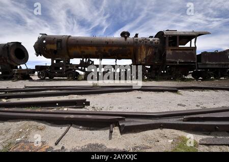 Uyuni, Potosi, Bolivien. Februar 2020. Am Rande der kleinen Stadt Uyuni, Potosi Region, Bolivien, befindet sich der Große Eisenbahn-Friedhof. Uyuni ist seit Ende des 19. Jahrhunderts ein wichtiger Verkehrsknotenpunkt für Züge in Südamerika. Die Pläne, im 19. Jahrhundert aus Uyuni ein noch größeres Zugnetz zu bauen, wurden durch den Zusammenbruch des Bergbaus in den vierziger Jahren gestoppt. Viele importierte Züge aus Großbritannien wurden außerhalb von Uyuni aufgegeben. Viele Metallteile wurden geraubt, weil es keinen Zaun oder Wachen um die Züge gibt und die Salzwinde o Stockfoto