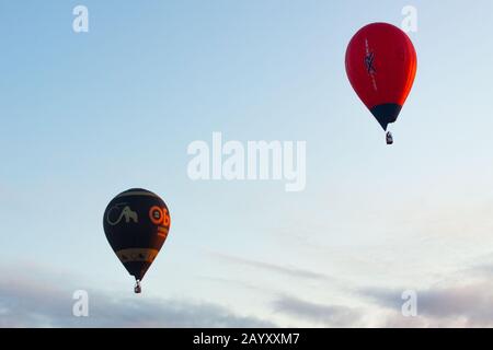 Manacor, Mallorca, Spanien - 27. Oktober 2019: FAI European Hot Air Balloon Championship in Spanien. Luftballons im Flug Stockfoto