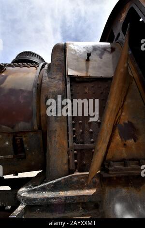 Uyuni, Potosi, Bolivien. Februar 2020. Am Rande der kleinen Stadt Uyuni, Potosi Region, Bolivien, befindet sich der Große Eisenbahn-Friedhof. Uyuni ist seit Ende des 19. Jahrhunderts ein wichtiger Verkehrsknotenpunkt für Züge in Südamerika. Die Pläne, im 19. Jahrhundert aus Uyuni ein noch größeres Zugnetz zu bauen, wurden durch den Zusammenbruch des Bergbaus in den vierziger Jahren gestoppt. Viele importierte Züge aus Großbritannien wurden außerhalb von Uyuni aufgegeben. Viele Metallteile wurden geraubt, weil es keinen Zaun oder Wachen um die Züge gibt und die Salzwinde o Stockfoto