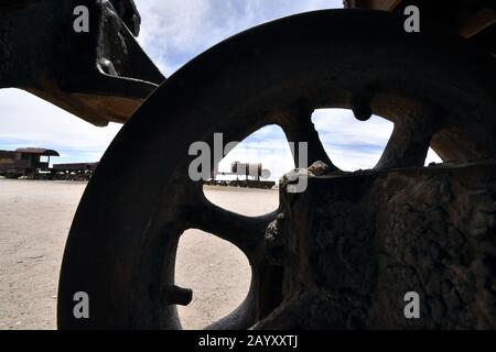 Uyuni, Potosi, Bolivien. Februar 2020. Am Rande der kleinen Stadt Uyuni, Potosi Region, Bolivien, befindet sich der Große Eisenbahn-Friedhof. Uyuni ist seit Ende des 19. Jahrhunderts ein wichtiger Verkehrsknotenpunkt für Züge in Südamerika. Die Pläne, im 19. Jahrhundert aus Uyuni ein noch größeres Zugnetz zu bauen, wurden durch den Zusammenbruch des Bergbaus in den vierziger Jahren gestoppt. Viele importierte Züge aus Großbritannien wurden außerhalb von Uyuni aufgegeben. Viele Metallteile wurden geraubt, weil es keinen Zaun oder Wachen um die Züge gibt und die Salzwinde o Stockfoto