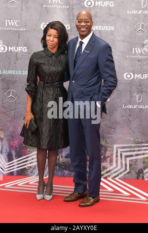 Berlin, Deutschland. Februar 2020. Edwin Moses, ehemaliger US-amerikanischer Leichtathlet, kommt mit seiner Frau Michelle zur Laureus Sport Awards Zeremonie. Kredit: Jörg Carstensen / dpa / Alamy Live News Stockfoto