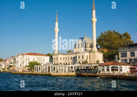 Istanbul, Türkei - 16. September 2019. Einheimische Fische im Bosporus vor der Beylerbeyi-Moschee, auch Hamid-i Evvel Camii genannt Stockfoto