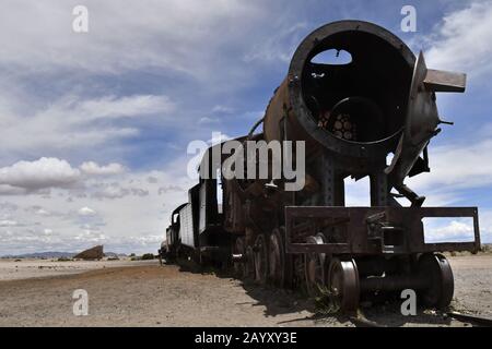 Uyuni, Potosi, Bolivien. Februar 2020. Am Rande der kleinen Stadt Uyuni, Potosi Region, Bolivien, befindet sich der Große Eisenbahn-Friedhof. Uyuni ist seit Ende des 19. Jahrhunderts ein wichtiger Verkehrsknotenpunkt für Züge in Südamerika. Die Pläne, im 19. Jahrhundert aus Uyuni ein noch größeres Zugnetz zu bauen, wurden durch den Zusammenbruch des Bergbaus in den vierziger Jahren gestoppt. Viele importierte Züge aus Großbritannien wurden außerhalb von Uyuni aufgegeben. Viele Metallteile wurden geraubt, weil es keinen Zaun oder Wachen um die Züge gibt und die Salzwinde o Stockfoto