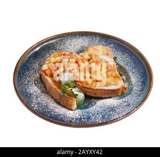 Warme französische Toast mit karamellisierten Äpfeln zum Frühstück. Nahaufnahme, isoliert auf weißer Seitenansicht im Hintergrund Stockfoto