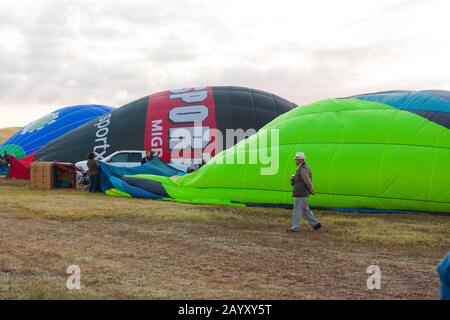 Manacor, Mallorca, Spanien - 27. Oktober 2019: FAI European Hot Air Balloon Championship in Spanien. Luftballons während der Inflation Stockfoto