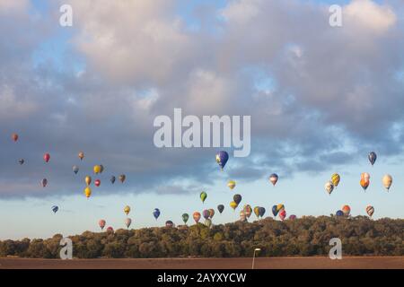 Manacor, Mallorca, Spanien - 27. Oktober 2019: FAI European Hot Air Balloon Championship in Spanien. Viele Heißluftballons in der Luft Stockfoto