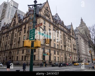 New YORK CITY - 28. MÄRZ: Kreuzung Central Park West und W72 Street, am 28. März 2017 in New York, New York. Stockfoto