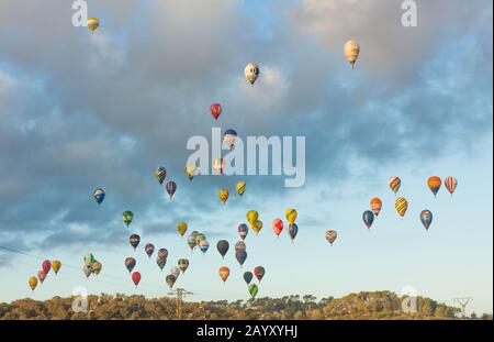 Manacor, Mallorca, Spanien - 27. Oktober 2019: FAI European Hot Air Balloon Championship in Spanien. Viele Heißluftballons in der Luft Stockfoto