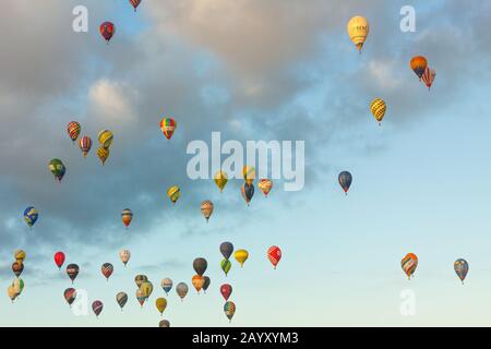 Manacor, Mallorca, Spanien - 27. Oktober 2019: FAI European Hot Air Balloon Championship in Spanien. Viele Heißluftballons in der Luft Stockfoto