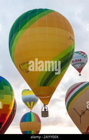 Manacor, Mallorca, Spanien - 27. Oktober 2019: FAI European Hot Air Balloon Championship in Spanien. Bunte Luftballons fliegen über Mallorca Stockfoto