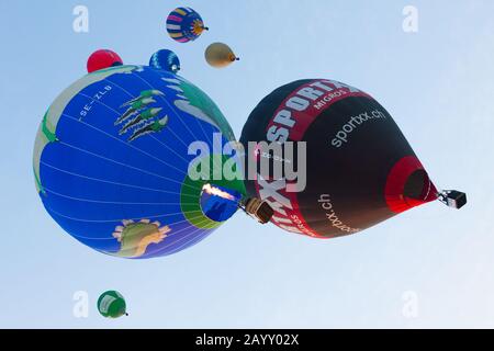 Manacor, Mallorca, Spanien - 27. Oktober 2019: FAI European Hot Air Balloon Championship in Spanien. Luftballons im Flug Stockfoto