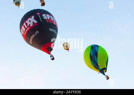 Manacor, Mallorca, Spanien - 27. Oktober 2019: FAI European Hot Air Balloon Championship in Spanien. Luftballons im Flug Stockfoto