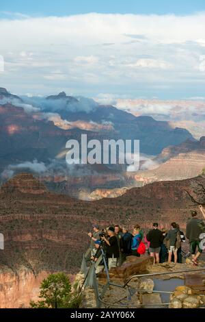 Die Menschen am Yavapai Point am Südrand überblicken den Grand Canyon mit Wolken von einem Gewitter im Grand Canyon National Park in NO Stockfoto