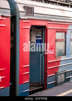 Moskau, Russland - 8. Februar 2020: Der Zug fährt vom Bahnsteig der seit Novemb eröffneten Station Begowaja des Moskauer Zentraldurchmessers (MCD) ab Stockfoto