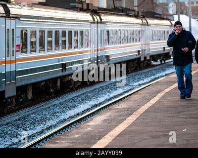 Moskau, Russland - 8. Februar 2020: Der Zug fährt vom Bahnsteig der seit Novemb eröffneten Station Begowaja des Moskauer Zentraldurchmessers (MCD) ab Stockfoto