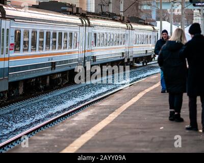 Moskau, Russland - 8. Februar 2020: Der Zug fährt vom Bahnsteig der seit Novemb eröffneten Station Begowaja des Moskauer Zentraldurchmessers (MCD) ab Stockfoto