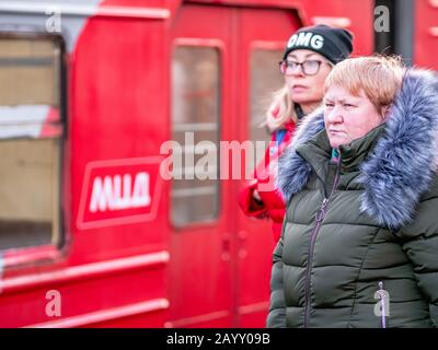 Moskau, Russland - 8. Februar 2020: Der Zug fährt vom Bahnsteig der seit Novemb eröffneten Station Begowaja des Moskauer Zentraldurchmessers (MCD) ab Stockfoto
