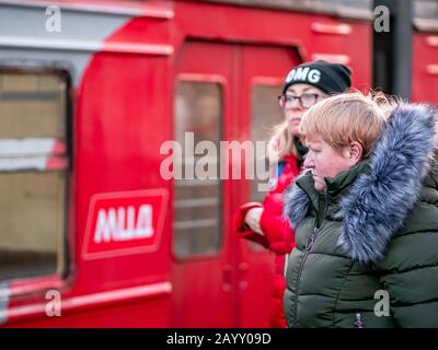 Moskau, Russland - 8. Februar 2020: Der Zug fährt vom Bahnsteig der seit Novemb eröffneten Station Begowaja des Moskauer Zentraldurchmessers (MCD) ab Stockfoto