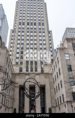 New YORK CITY - 28. MÄRZ: Die Atlas-Statue, die die Himmelssphären vor dem Rockefeller Center, Fifth Avenue, hält. Manhattan, am 28. März Stockfoto