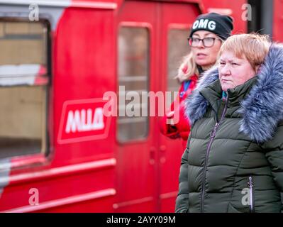 Moskau, Russland - 8. Februar 2020: Der Zug fährt vom Bahnsteig der seit Novemb eröffneten Station Begowaja des Moskauer Zentraldurchmessers (MCD) ab Stockfoto