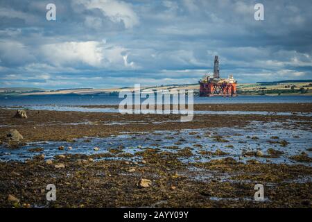 Alte Ölbohrinsel an der schottischen Küste. Stockfoto