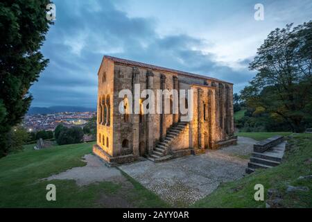 Oviedo, Spanien. Blick auf die Kirche Santa Maria del Naranco, erbaut im Jahr 842 Stockfoto