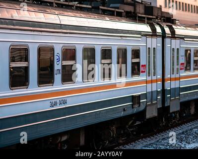 Moskau, Russland - 8. Februar 2020: Der Zug fährt vom Bahnsteig der seit Novemb eröffneten Station Begowaja des Moskauer Zentraldurchmessers (MCD) ab Stockfoto