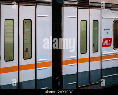 Moskau, Russland - 8. Februar 2020: Der Zug fährt vom Bahnsteig der seit Novemb eröffneten Station Begowaja des Moskauer Zentraldurchmessers (MCD) ab Stockfoto