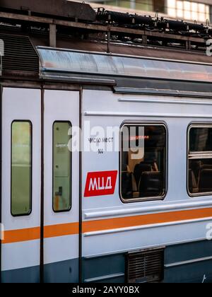 Moskau, Russland - 8. Februar 2020: Der Zug fährt vom Bahnsteig der seit Novemb eröffneten Station Begowaja des Moskauer Zentraldurchmessers (MCD) ab Stockfoto