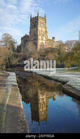 St Mary's Church in der Stadt Kidderminster, Worcestershire, Großbritannien, an einem frischen, frostigen Wintermorgen mit perfekter Spiegelung im Kanalwasser. Stockfoto