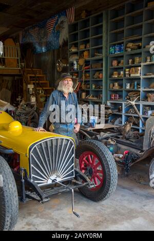 Don Robertson, der Besitzer und Gründer der historischen Goldkönigsmine und Geisterstadt aus den 1890er Jahren außerhalb von Jerome in Arizona, USA, in seiner Werkstatt w Stockfoto