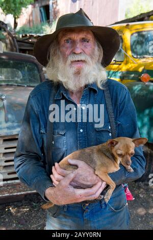 Porträt von Don Robertson, dem Besitzer und Gründer der historischen Goldkönigsmine und Geisterstadt aus den 1890er Jahren außerhalb von Jerome in Arizona, USA mit h Stockfoto