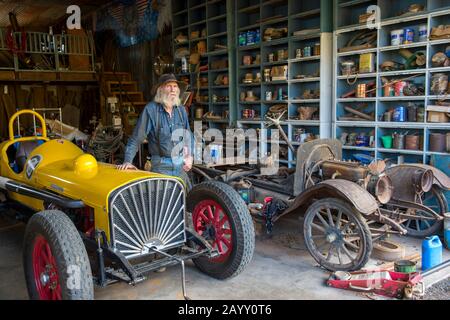 Don Robertson, der Besitzer und Gründer der historischen Goldkönigsmine und Geisterstadt aus den 1890er Jahren außerhalb von Jerome in Arizona, USA, in seiner Werkstatt w Stockfoto