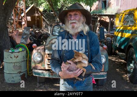 Porträt von Don Robertson, dem Besitzer und Gründer der historischen Goldkönigsmine und Geisterstadt aus den 1890er Jahren außerhalb von Jerome in Arizona, USA mit h Stockfoto