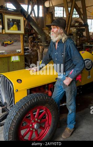 Don Robertson, der Besitzer und Gründer der historischen Goldkönigsmine und Geisterstadt aus den 1890er Jahren außerhalb von Jerome in Arizona, USA, in seiner Werkstatt w Stockfoto