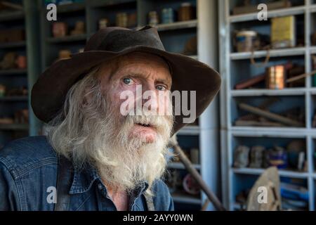 Porträt von Don Robertson, dem Besitzer und Gründer der historischen Goldkönigsmine und Geisterstadt aus den 1890er Jahren außerhalb von Jerome in Arizona, USA. Stockfoto
