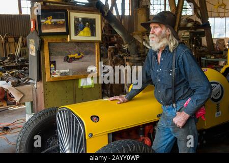 Don Robertson, der Besitzer und Gründer der historischen Goldkönigsmine und Geisterstadt aus den 1890er Jahren außerhalb von Jerome in Arizona, USA, in seiner Werkstatt w Stockfoto